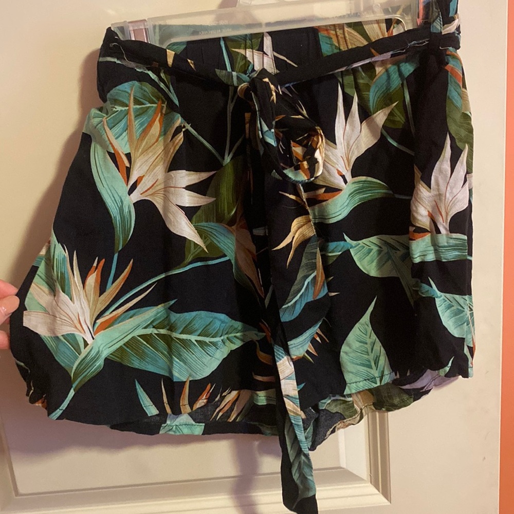 shein womens flowey shorts size small. tieable wastband.